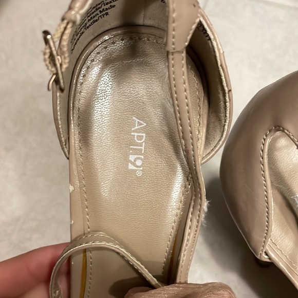 Well Loved Apt. 9 Heels. Sz. 9 - Picture 4 of 6